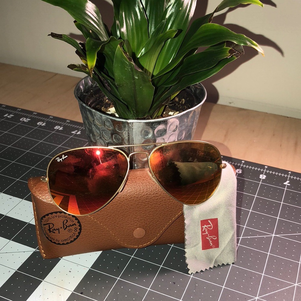 Iconic Aviator Flash Lenses by Ray-ban.